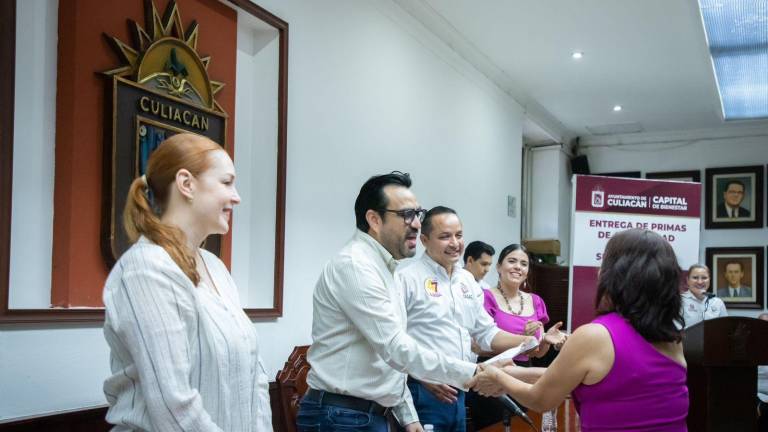 El Alcalde Juan de Dios Gámez Mendívil entregó las primas de antigüedad a trabajadores jubilados del Ayuntamiento de Culiacán.