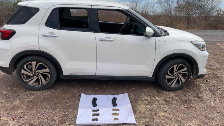 El vehículo asegurado por la Guardia Nacional y la Secretaría de Marina contenía armamento en su interior.