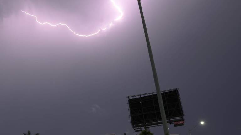 Una tormenta se desplaza sobre la zona centro de Sinaloa y genera pronóstico de lluvias para varios municipios.