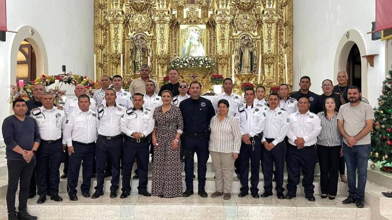 E- l párroco Porfirio Langarica Escobedo bendijo a los elementos de Tránsito.