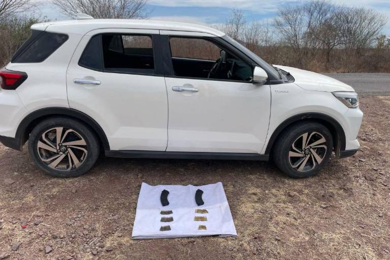 Aseguran vehículo robado y con municiones para armas en La Higuera, Culiacán