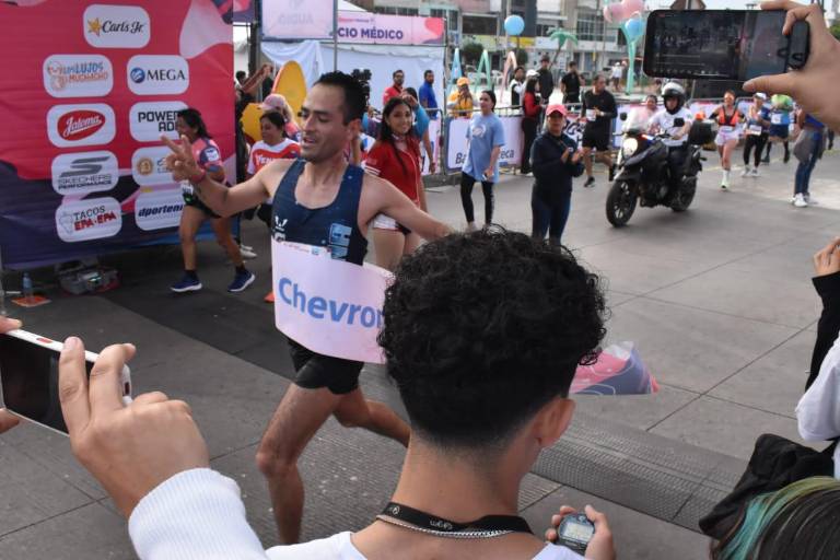 Diego Bautista supera una crisis para ganar los 21K del Maratón Pacífico