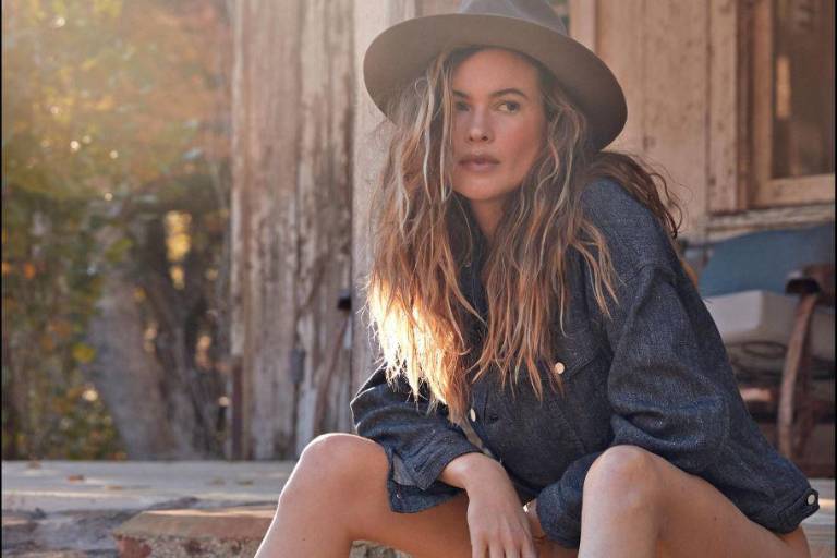 Esposa de Adam Levine reaparece con polémica foto, tras rumores de infidelidad