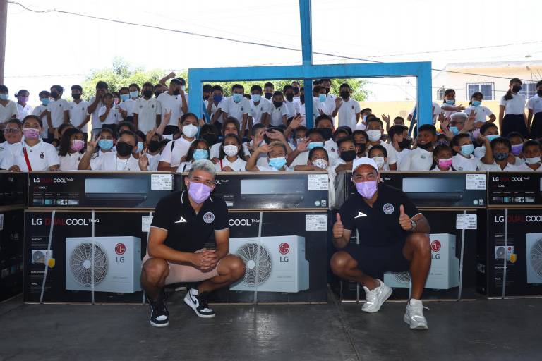 Marco Fabián y Bryan Colula visitan Primaria de Urías durante donación de minisplits