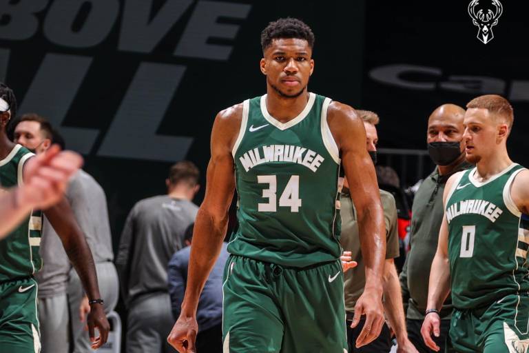 Antetokounmpo guía a los Bucks al triunfo con histórico juego