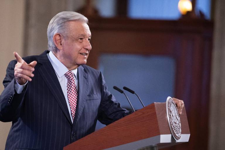 AMLO defiende al Ejército en noveno aniversario de desaparición de 43 de Ayotzinapa