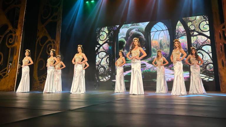 Las 10 aspirantes a la corona de la Reina del Carnaval de Mazatlán 2024 se presentan en el escenario del Ángela Peralta.