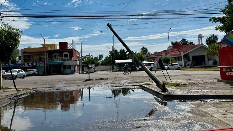 El poste permanece inclinado y sostenido por el cableado en el cruce de Avenida Las Torres y Aguirre Benavides, en Infonavit Playas.