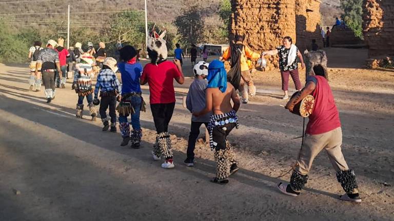 La identidad indígena se manifestó a través de danzas tradicionales, música autóctona y rituales ancestrales que reflejan el orgullo por las raíces de la región.