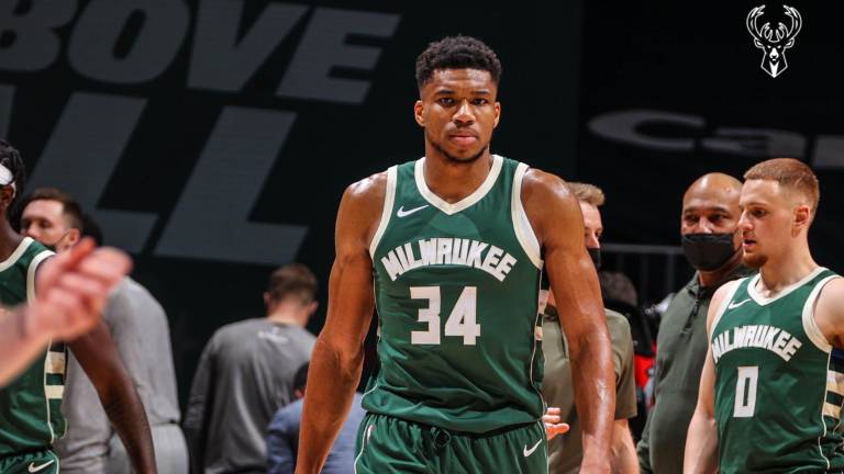 Giannis Antetokounmpo hace historia y consigue su tercer triple-doble consecutivo.