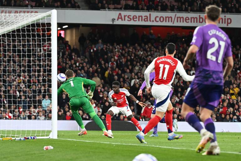El Arsenal gana en el regreso goleador de Saka pero pierde a Magalhaes