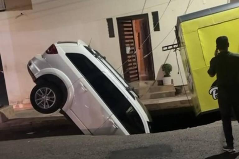 Se abre socavón en Las Quintas en Culiacán y engulle camioneta