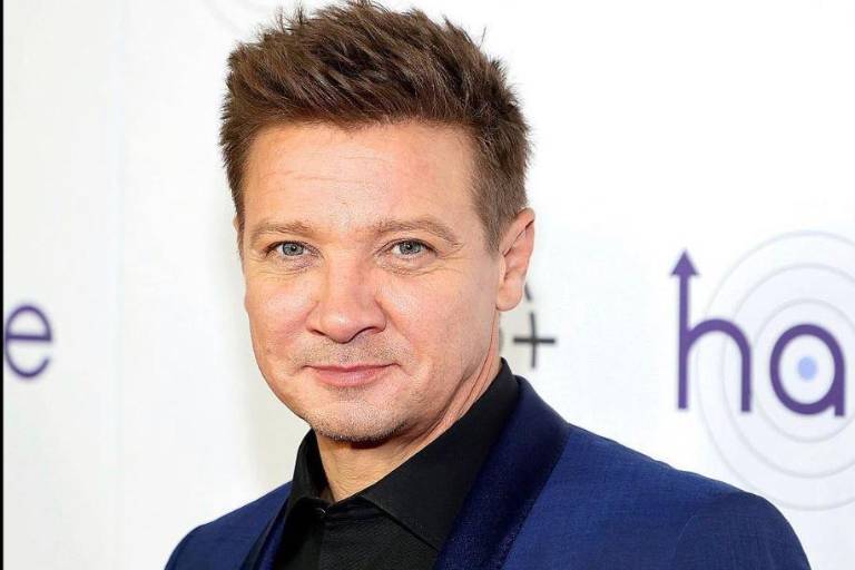 Sufre el actor Jeremy Renner un accidente mientras quitaba la nieve de su casa