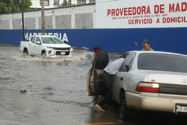 Onda tropical 12 y el monzón mexicano provocarán lluvias muy fuertes en nueve entidades