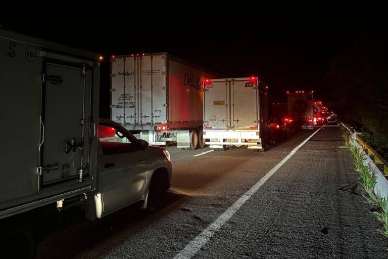 Cierran la Maxipista Culiacán-Mazatlán por volcadura de pipa con combustible