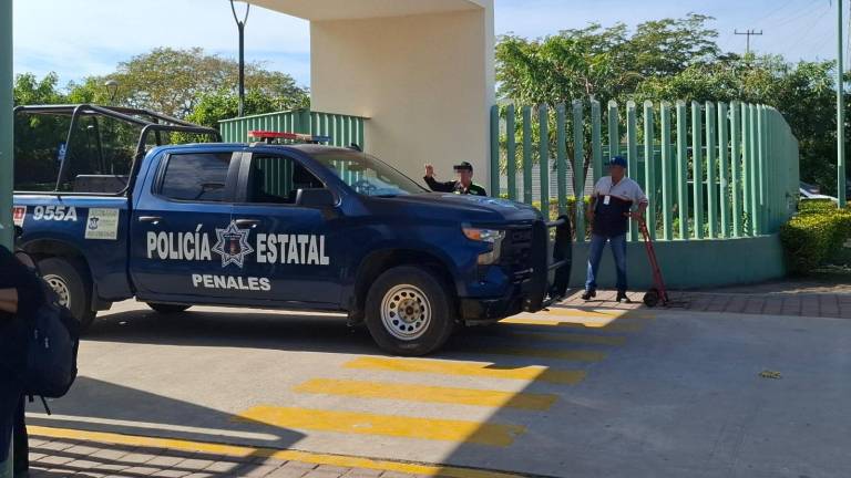 Paramédicos de Bomberos Veteranos auxiliaron a los heridos y los trasladaron a un hospital tras el ataque armado.