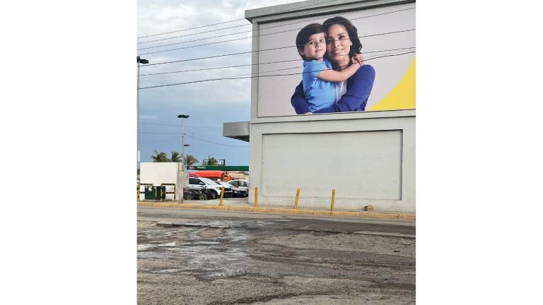 Vecinos a diario lidian con los fuertes olores y el río de aguas pestilentes.