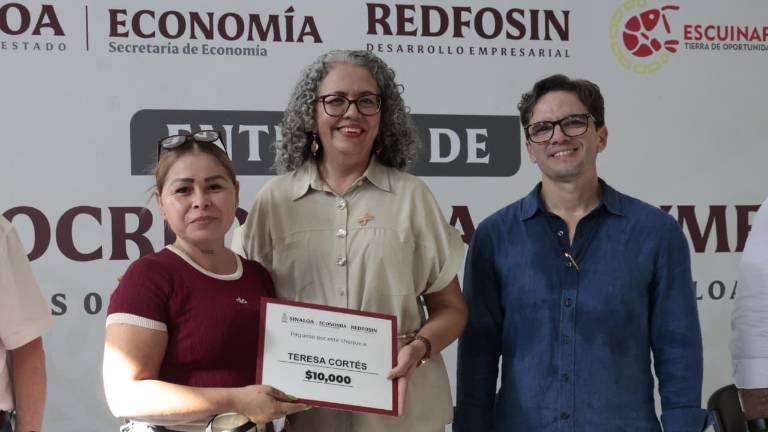 La Gobernadora Graciela Domínguez Nava encabezó la entrega de microcréditos a comerciantes de Escuinapa.