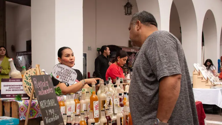 El bazar se ubicó en el patio del Ayuntamiento, donde emprendedoras expusieron sus productos.