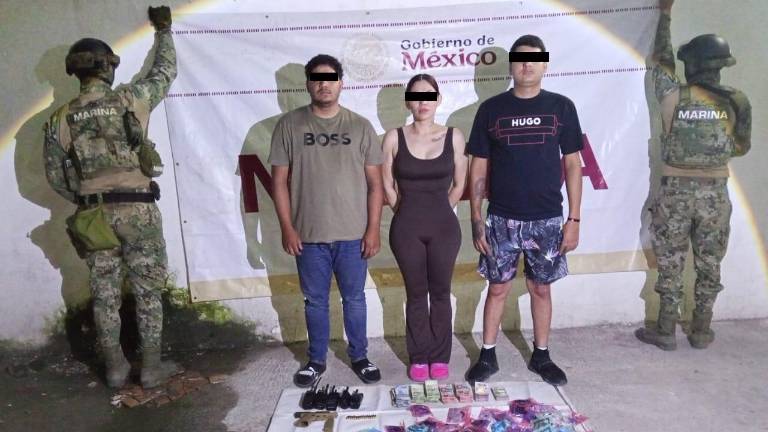 Dos hombres y una mujer fueron detenidos en poder de dos vehículos, un arma corta con su cargador y 15 cartuchos, entre otros aditamentos en el Fraccionamiento Real del Valle.