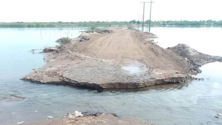 Las lluvias dejaron prácticamente intransitable camino a Yameto, en Navolato.