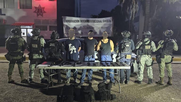 También fueron asegurados dos fusiles tipo AK-47, un fusil tipo M4, 18 cargadores, 540 cartuchos útiles, tres chalecos tácticos.