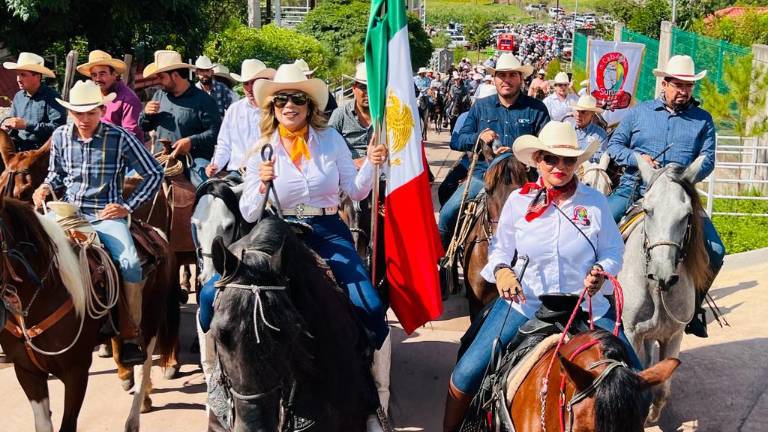 Los calbagateros recorrieron todo el pueblo al son de banda sinaloense.