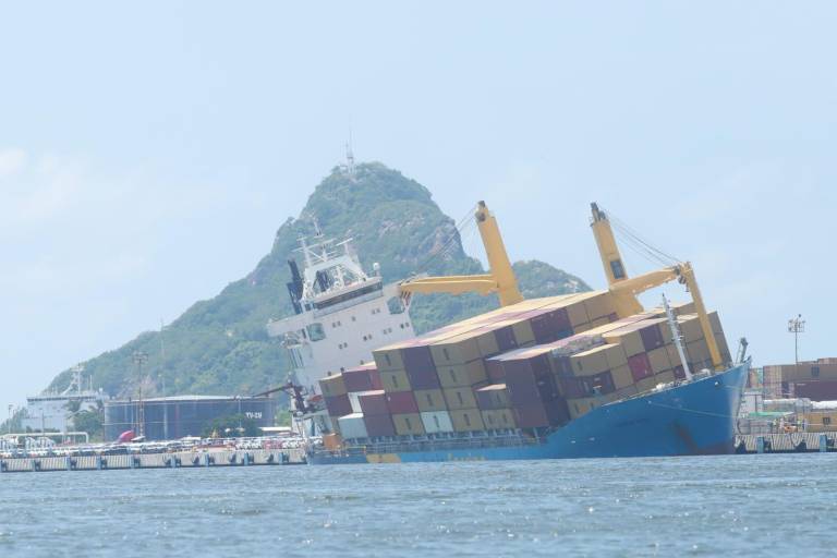 Permanece escorado el buque Chiapas Star en Mazatlán