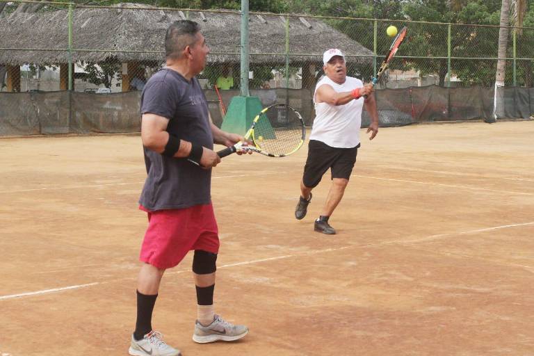 Mantienen Herrera y Sánchez su paso invicto en el Torneo de Tenis del Día del Padre