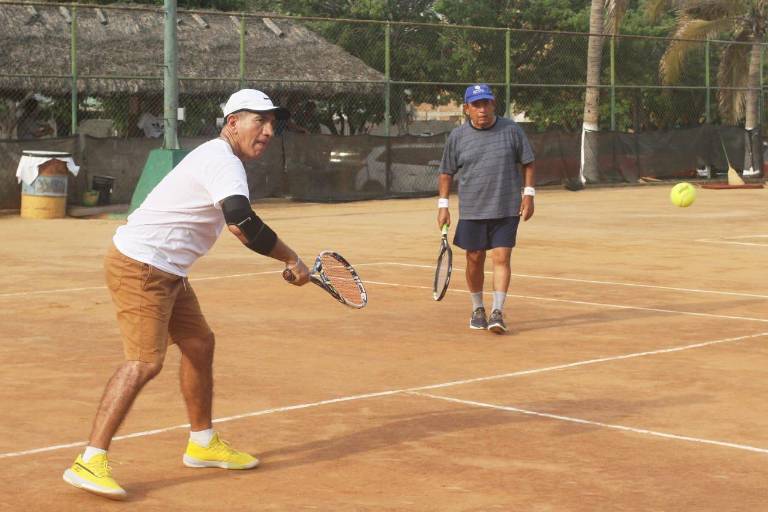 Arrancan Herrera y Sánchez con triunfo en Torneo de Tenis del Día del Padre