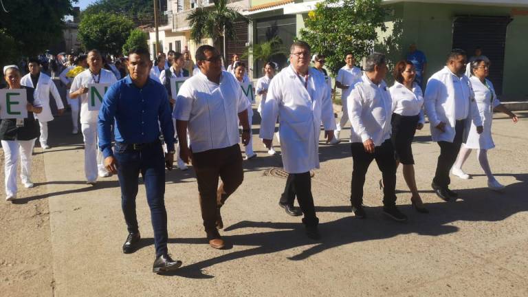 Personal del Hospital del IMSS Bienestar en Villa Unión realizan desfile para conmemorar su 47 aniversario.
