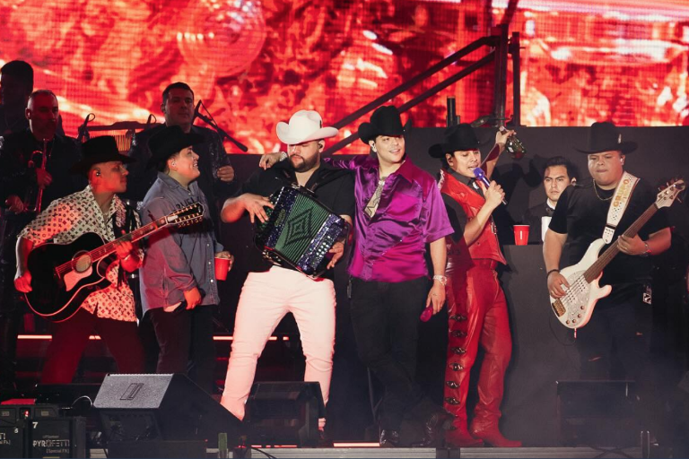 Evita Grupo Firme cantar corridos en la Feria de San Marcos