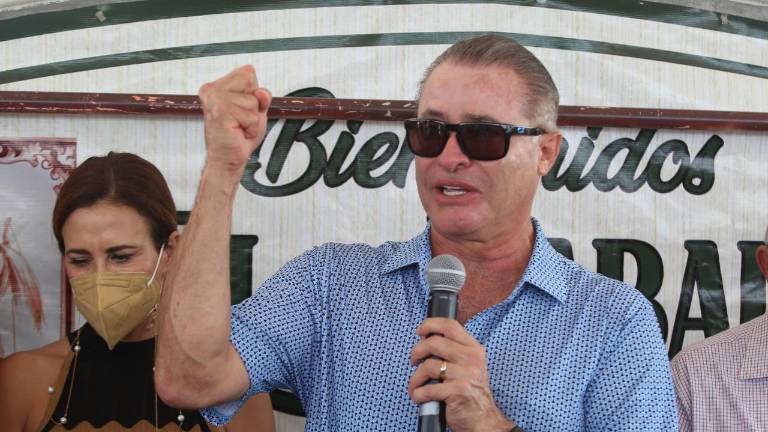 El Mandatario estatal acompañado por su esposa Rosy Fuentes.