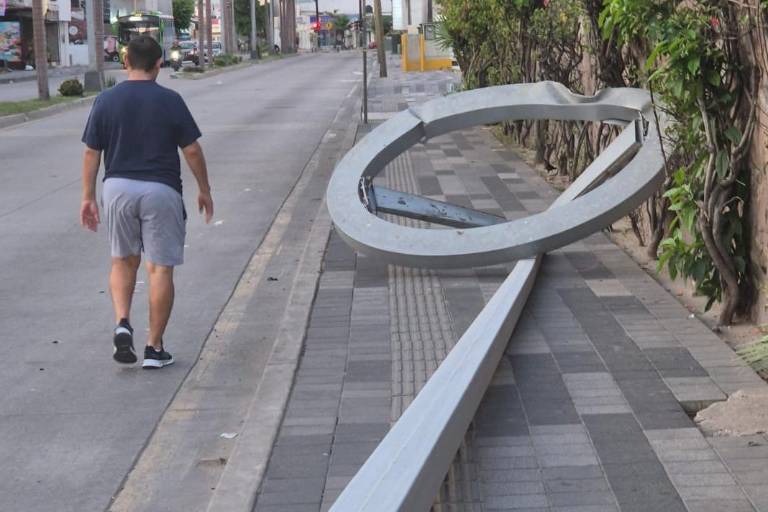 Conductor pierde control de su camioneta y derriba luminaria de la Zona Dorada de Mazatlán