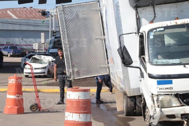 Camión de hielo vuelca y cae sobre auto al sur de Mazatlán; mujer resulta lesionada