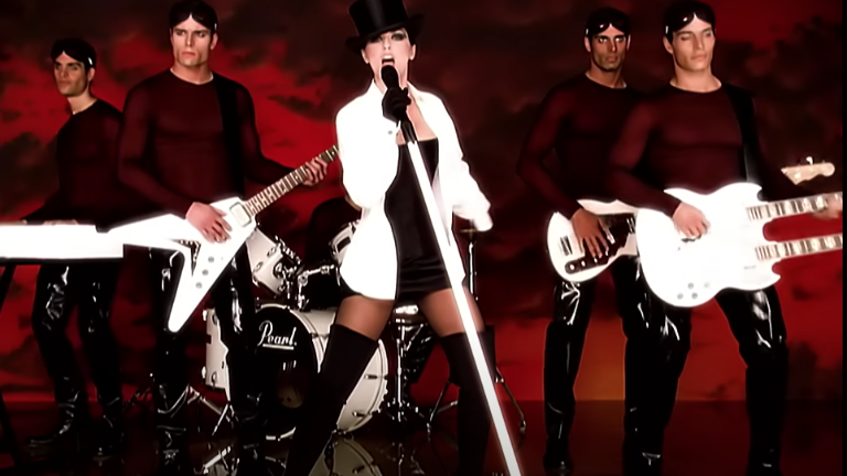 Shania Twain celebra 25 años de su tema Man! i feel like a woman