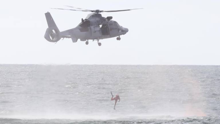 Tras el simulacro, el helicóptero siguió sobrevolando la bahía.