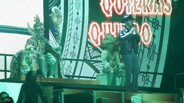 Edén Muñoz canta en la coronación del Rey del Carnaval de Mazatlán, Víctor II.