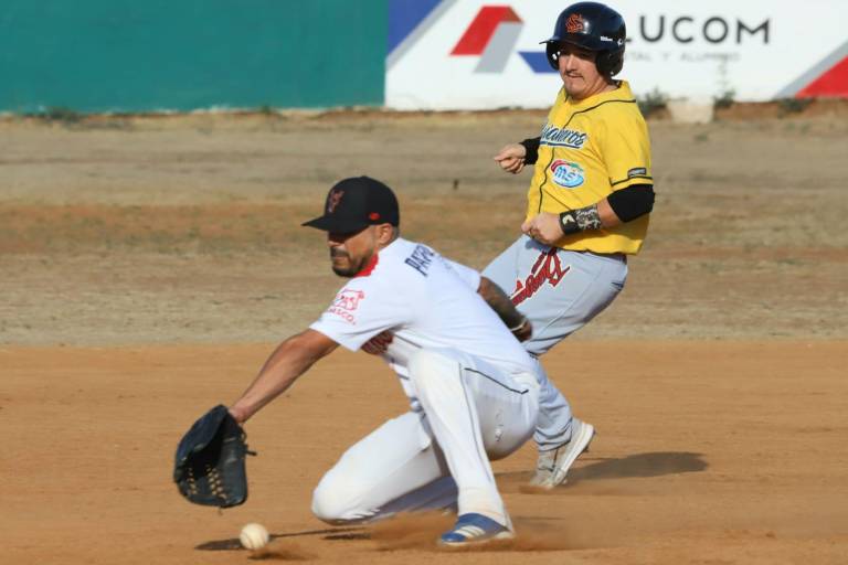 Familia Kelly domina duelo en la cumbre en Liga Meseros