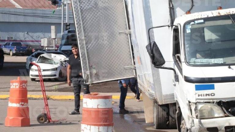 Camión repartidor volcó y aplastó un auto en cruce del sur; mujer resultó con lesión leve.