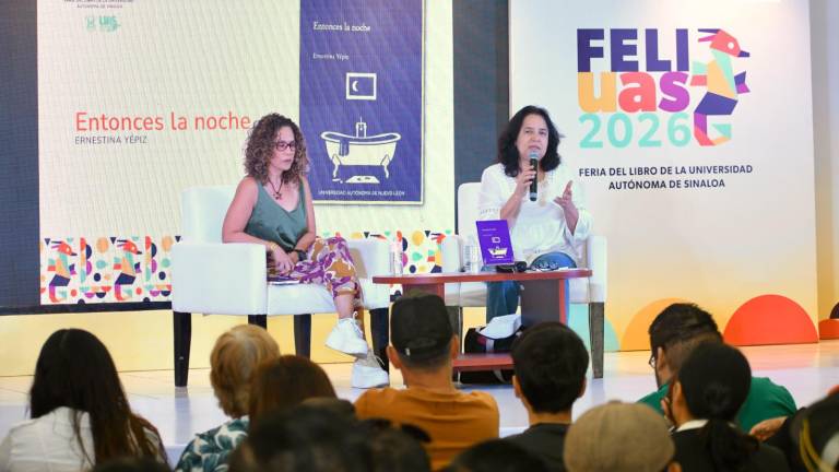 Leonor Ramírez acompaña a Ernestina Yépiz en la presentación de su libro ‘Entonces la noche’, en el último día de la FeliUAS.