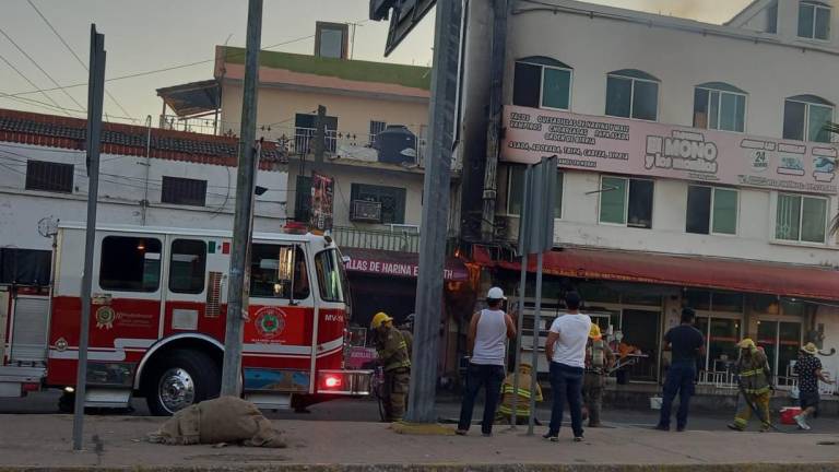 Estela de humo en restaurante activa cuerpos de emergencia en Villa Unión