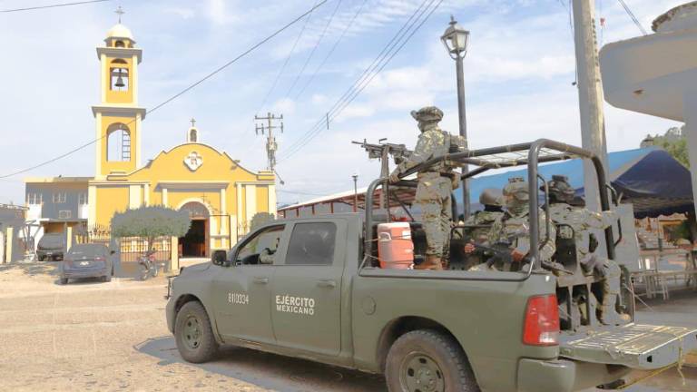 Mientras el padre oficiaba la misa un convoy y avión militar sobrevolaba El Verde y comunidades aledañas.