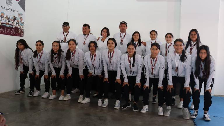 Jugadoras y entrenadores reciben sus medallas.