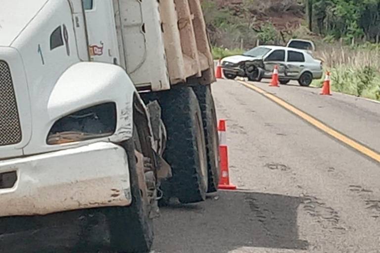 Camión de volteo y auto sedán chocan en la Libre Mazatlán-Culiacán
