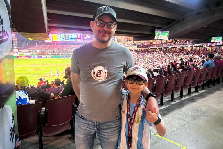 Disfruta la afición guinda de la Serie Catrinas en la casa de Tomateros
