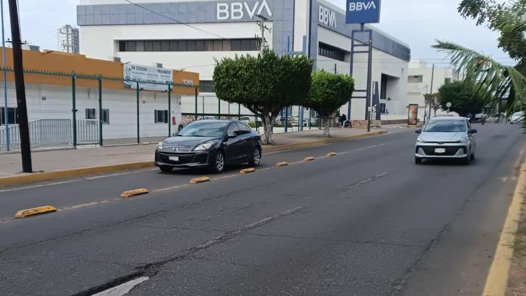 Vehículos particulares continúan utilizando el carril preferencial.