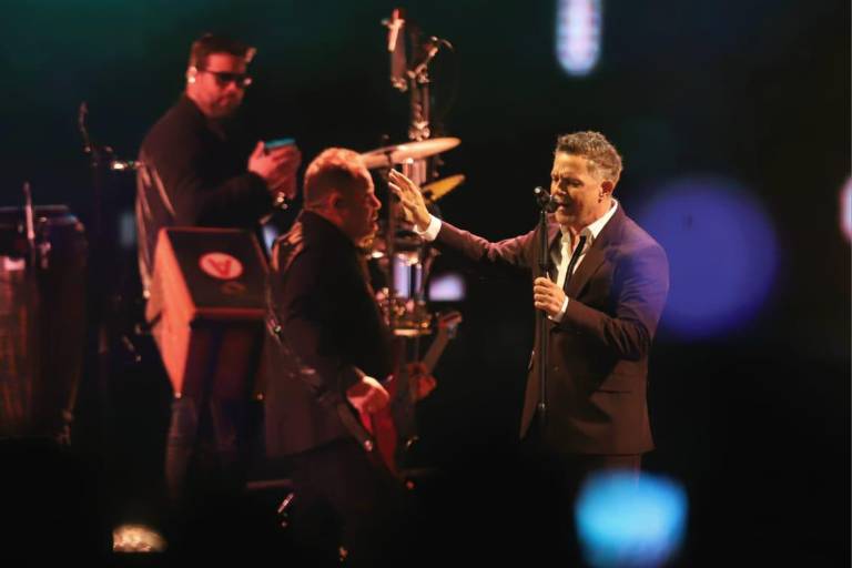 Conquista Alejandro Sanz a Mazatlán en la coronación de la Reina Infantil del Carnaval 2025