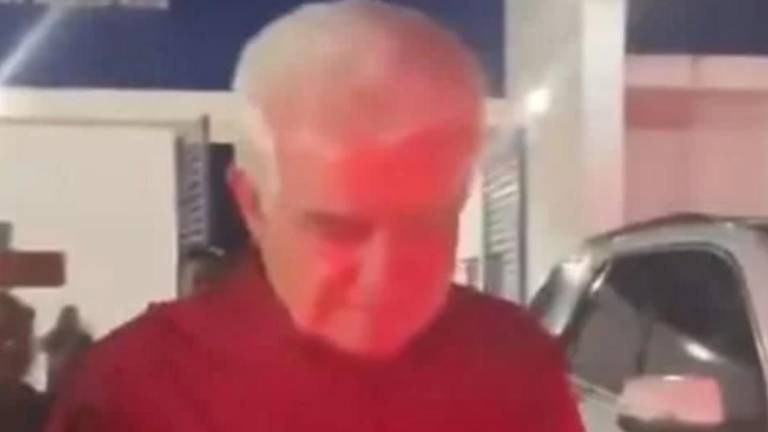 Uno de los inconformes también mojó a “Pepín” y en respuesta él sólo dijo “gracias, gracias”, además de que alzó la mano en señal de despedida.