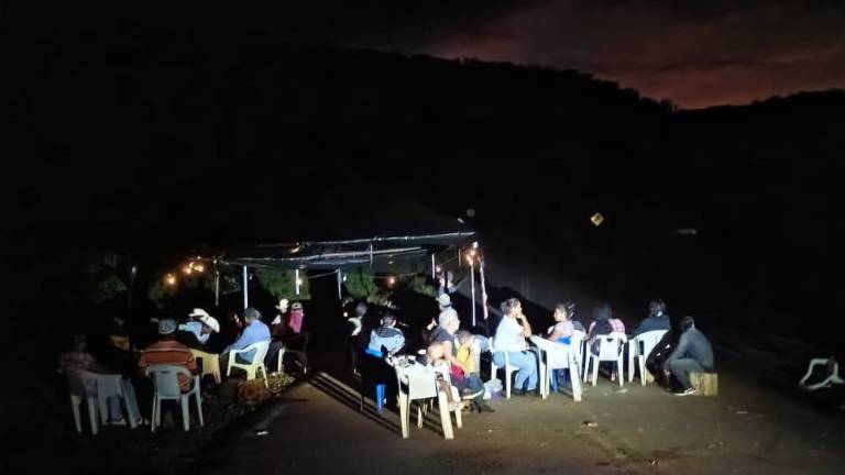 Habitantes de la sierra de Rosario durante el bloqueo en la carretera.